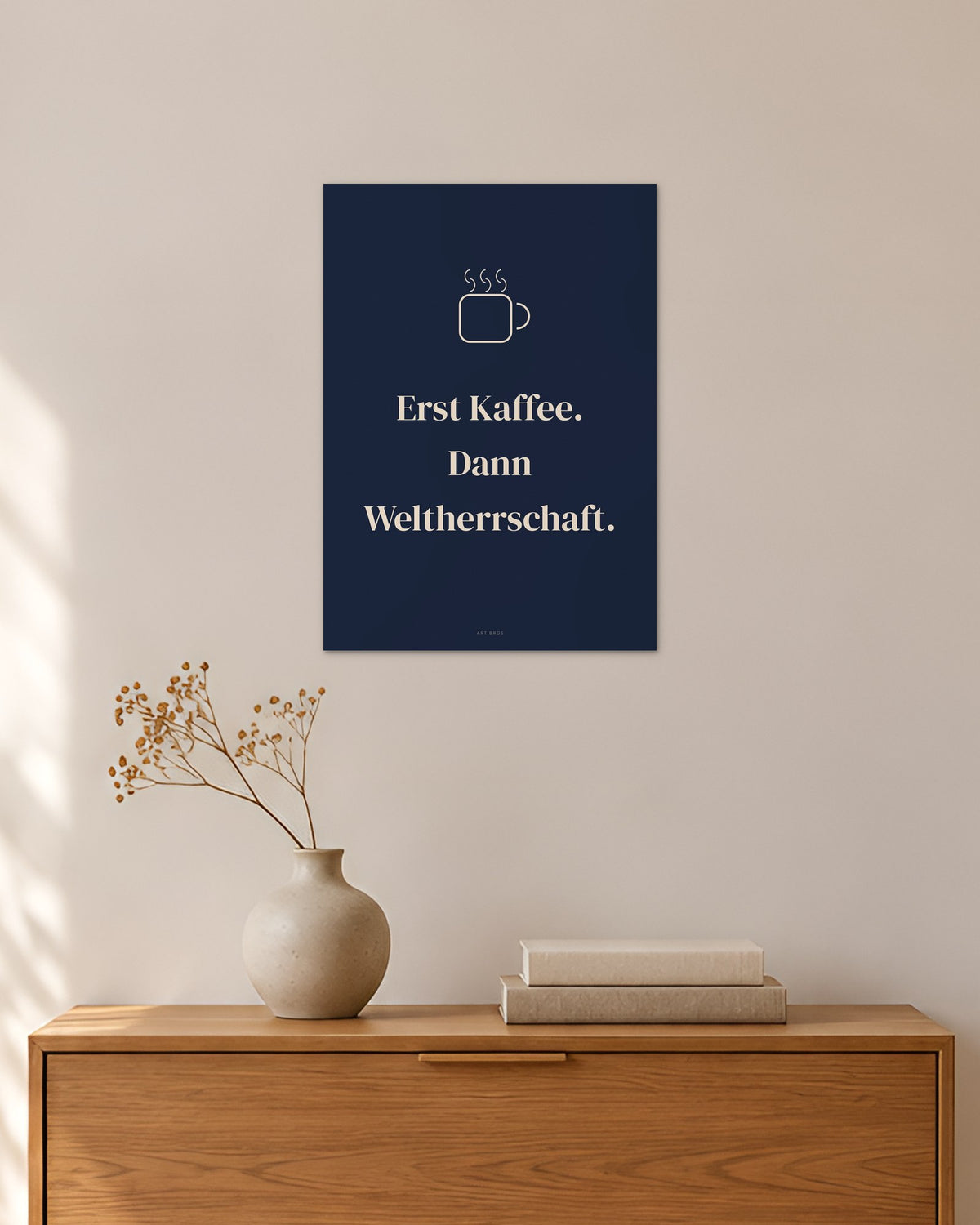 „Erst Kaffee. Dann Weltherrschaft“ – Spruch-Poster – 30 × 42 cm ohne Rahmen – Raumansicht – Art Bros