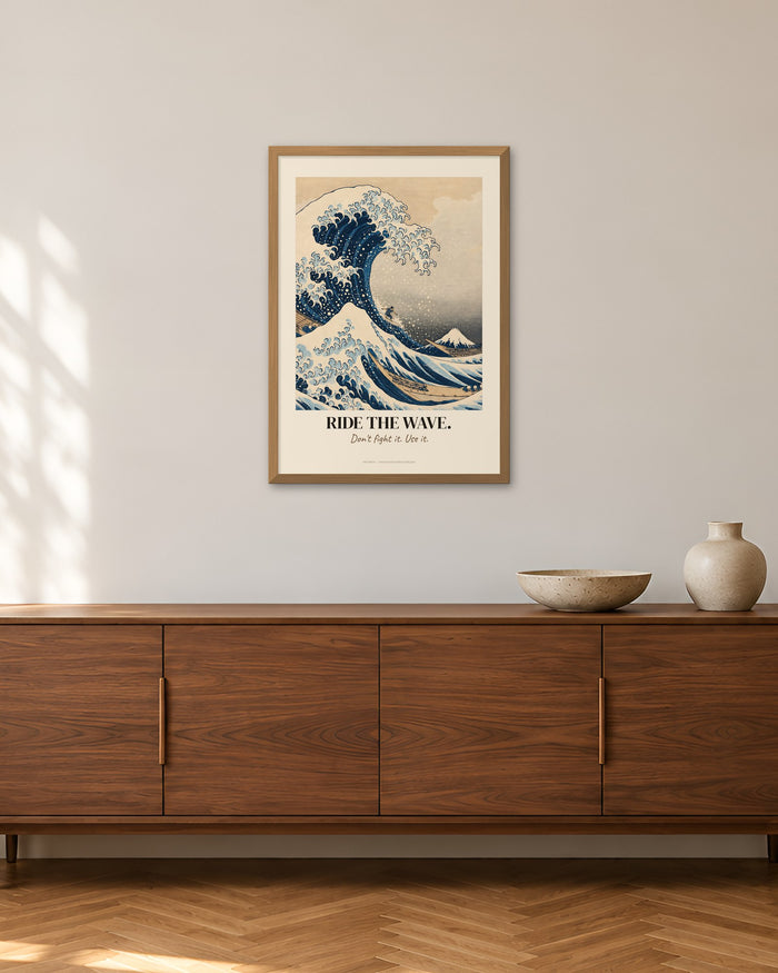 Die große Welle vor Kanagawa – „Ride The Wave“ | Klassiker neu gedacht – 50 × 70 cm im Holzrahmen – Raumansicht – Art Bros