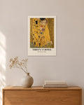 Der Kuss – „Three'S A Crowd“ | Klassiker neu gedacht – 30 × 42 cm ohne Rahmen – Raumansicht – Art Bros