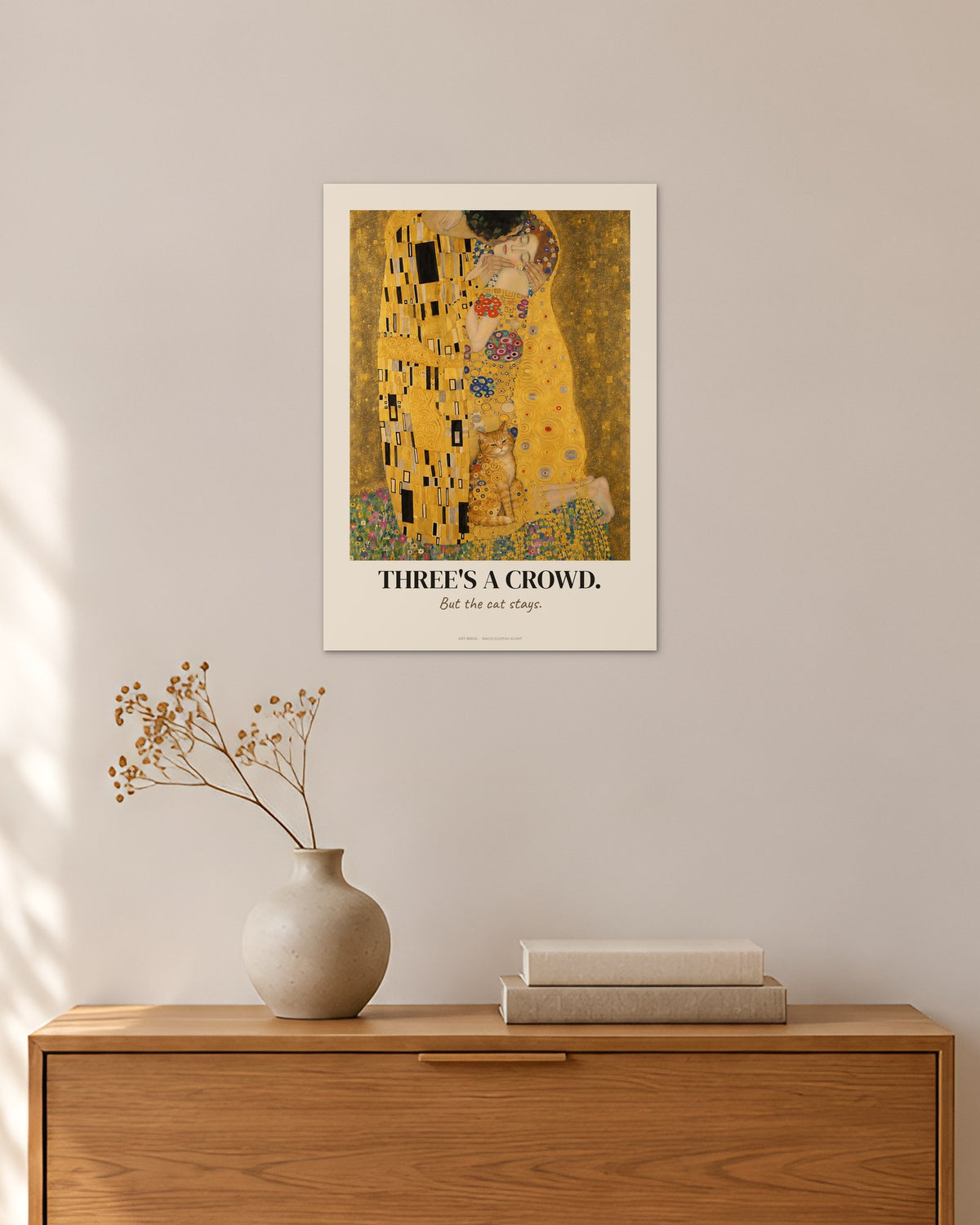 Der Kuss – „Three'S A Crowd“ | Klassiker neu gedacht – 30 × 42 cm ohne Rahmen – Raumansicht – Art Bros
