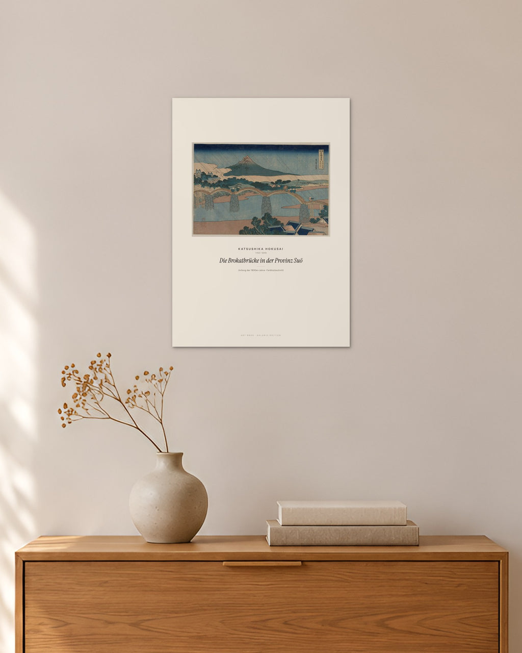 Die Brokatbrücke in der Provinz Suō – Katsushika Hokusai – 30 × 42 cm ohne Rahmen – Raumansicht – Art Bros