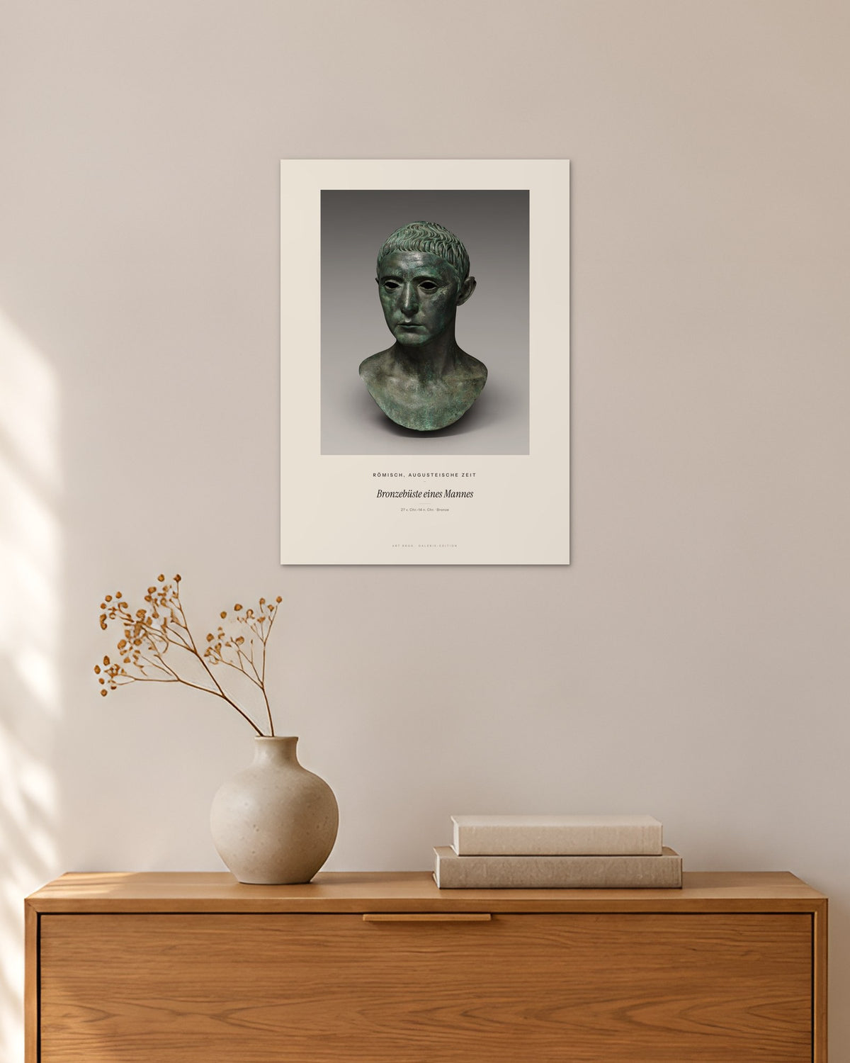 Bronzebüste eines Mannes – Römisch, augusteische Zeit – 30 × 42 cm ohne Rahmen – Raumansicht – Art Bros