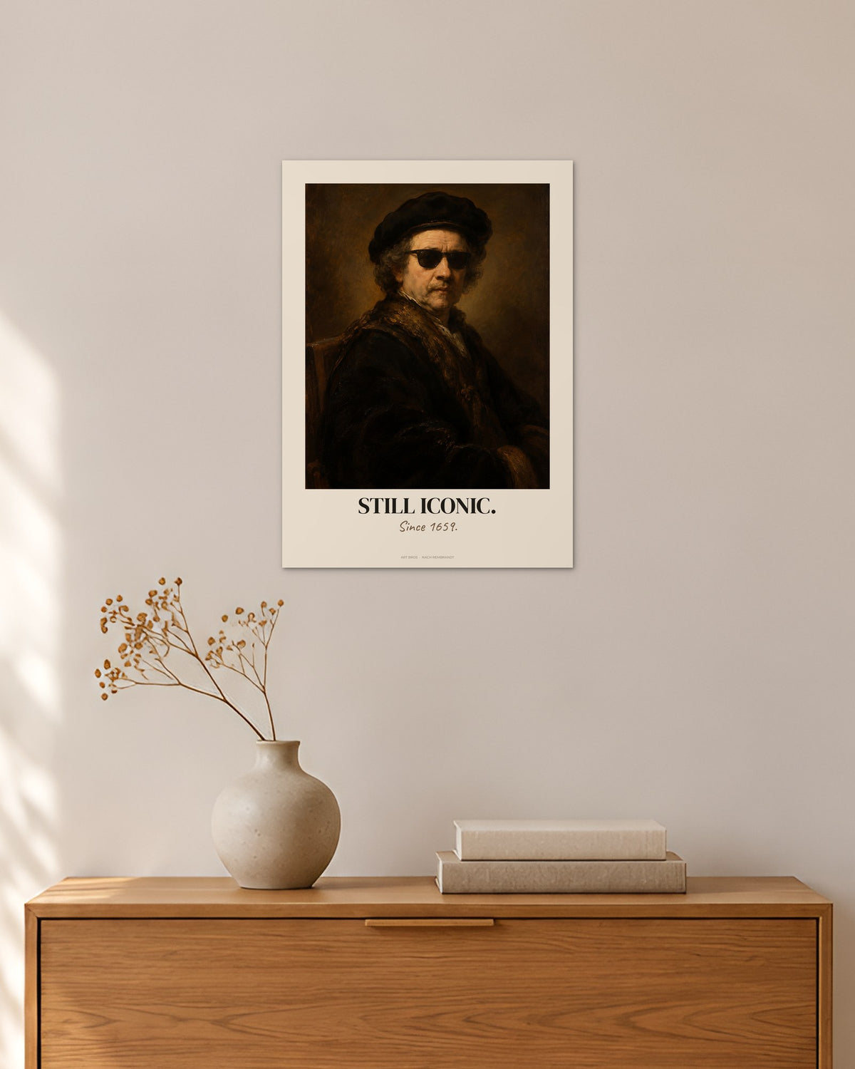 Selbstbildnis – „Still Iconic“ | Klassiker neu gedacht – 30 × 42 cm ohne Rahmen – Raumansicht – Art Bros