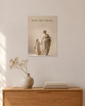 Raise Her Strong – Mutter und Tochter Poster – 30 × 42 cm ohne Rahmen – Raumansicht – Art Bros