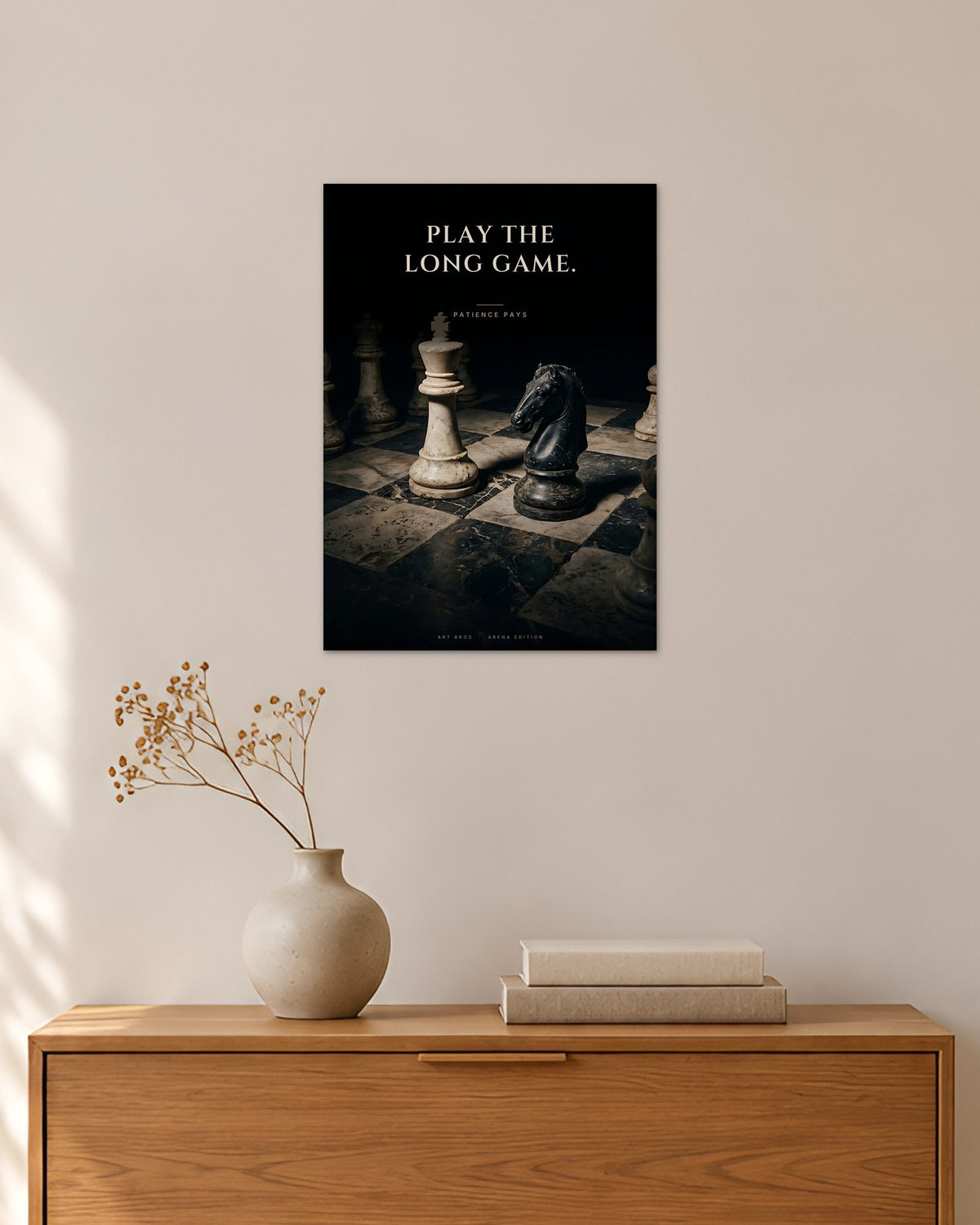 Play the Long Game – Schach Poster – 30 × 42 cm ohne Rahmen – Raumansicht – Art Bros