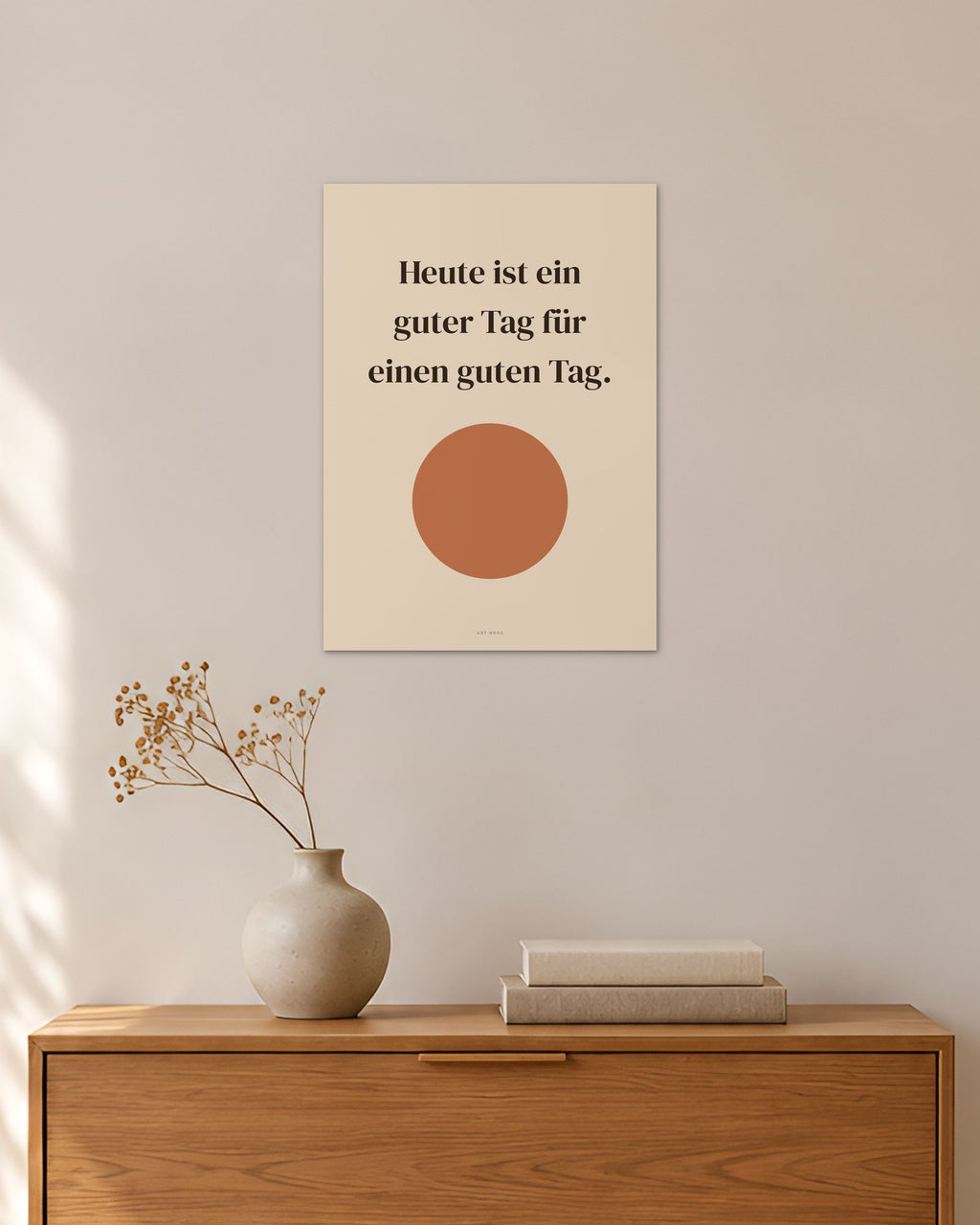 „Heute ist ein guter Tag für einen guten Tag“ – Spruch-Poster – 30 × 42 cm ohne Rahmen – Raumansicht – Art Bros