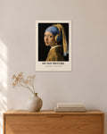 Das Mädchen mit dem Perlenohrring – „Do Not Disturb“ | Klassiker neu gedacht – 30 × 42 cm ohne Rahmen – Raumansicht – Art Bros