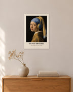 Das Mädchen mit dem Perlenohrring – „Do Not Disturb“ | Klassiker neu gedacht – 30 × 42 cm ohne Rahmen – Raumansicht – Art Bros