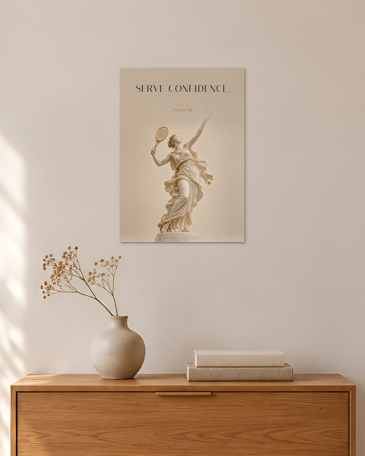 Serve Confidence – Tennisspielerin Poster – 30 × 42 cm ohne Rahmen – Raumansicht – Art Bros